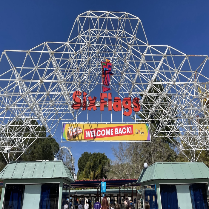 six_flags_entrance_sign